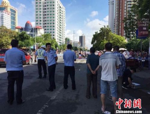 图为警方在案发现场侦查。　翟李强　摄
