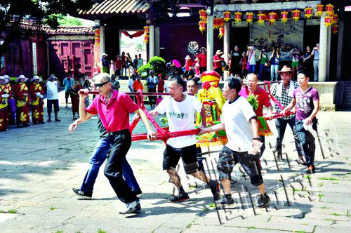 众人抬神像祈福