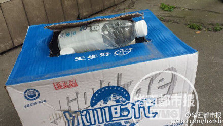 環(huán)衛(wèi)工領(lǐng)到的礦泉水。圖片來(lái)自微博