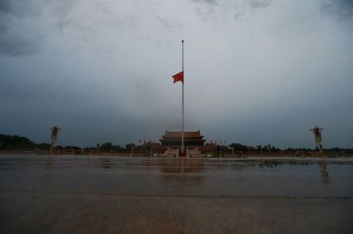 乔石遗体今日火化 天安门等地下半旗志哀(图)