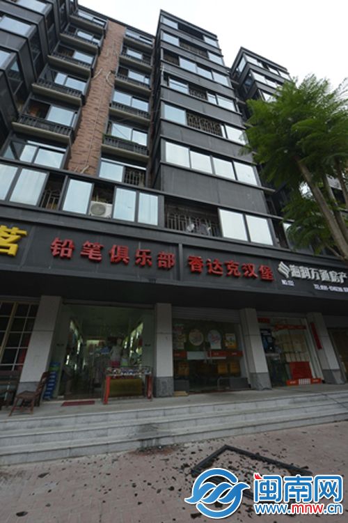 铝合金窗是从五楼阳台坠下的