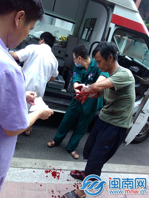 陈先生和众路人把受伤的老林送上救护车（读者供图