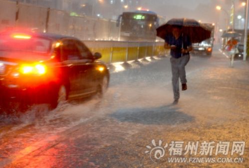 鼓屏路积水漫上人行道