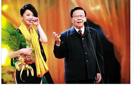 　2009年，北京卫视举办的第二届&ldquo;影视盛典&rdquo;颁奖典礼在国家大剧院隆重举行，周迅获颁影后，谢铁骊亲自颁奖，她感动落泪