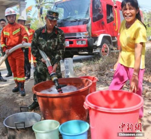 6月12日，三亚市天涯区过岭村，当地政府协调消防车为村民送上饮用水。