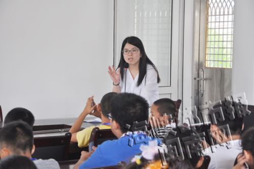 本报时政文化新闻采访部副主任陈丽娟给小记者讲新闻故事