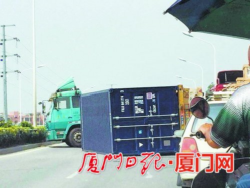 货柜车的“后半身”翻了。