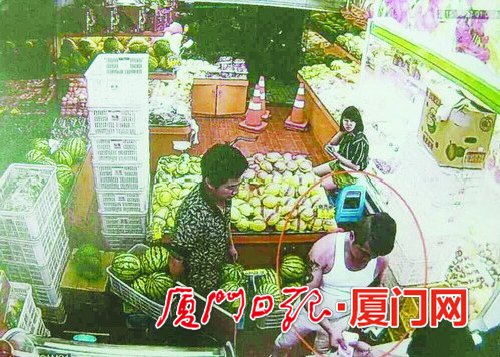 嫌疑人温某在水果店行骗。