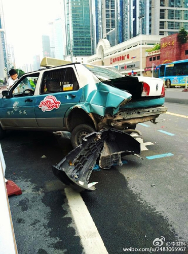 出租车尾部受损严重。