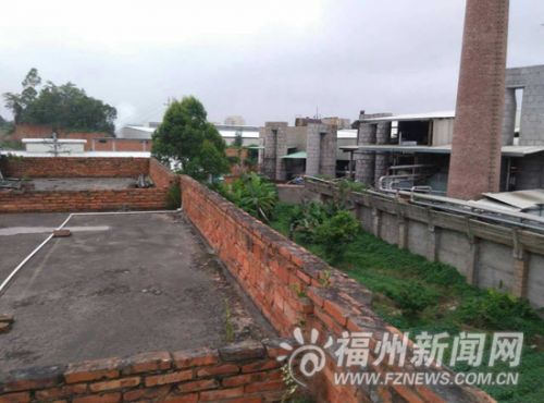 家和工厂不到20米，屋顶落满粉尘