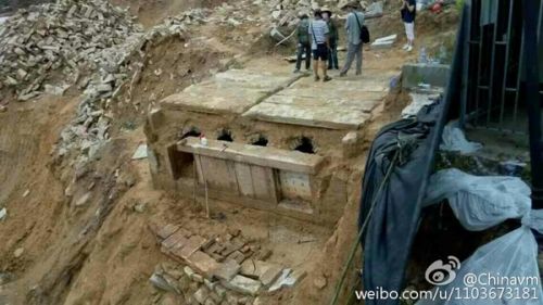 考古人员在福建理工学校工地内挖掘古墓。