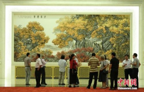 　6月20日，人民大会堂布置创作的国画作品《胡杨礼赞》正式亮相金色大厅中央位置。该作品由中央文史研究馆研究员张介宇和陕西省中国画院专职画家张国宏父子合作完成。