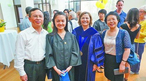 ■刘安东（左二）一家与卫斯理女子学院校长（左三）合影。