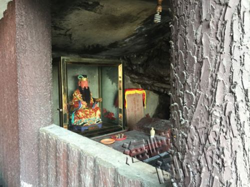 半山腰间一小座庙宇里供奉着黄道周神像