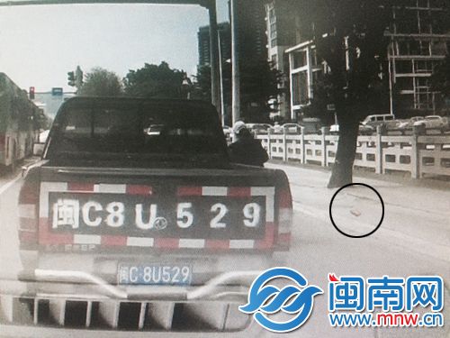 闽C8U529乱扔烟盒(画圈处）