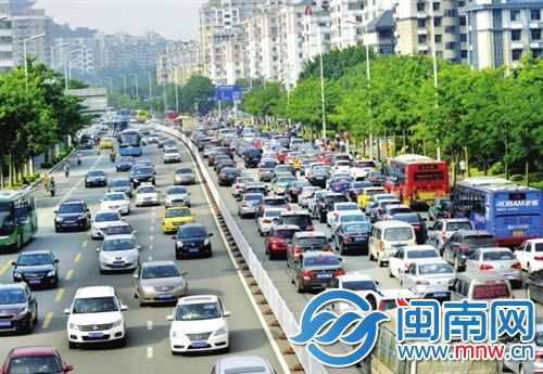 昨日还没有到八点，福飞路往市区方向已拥堵，市民盼马鞍山隧道尽快建成，多一条﹃接二连三﹄的进出城大道