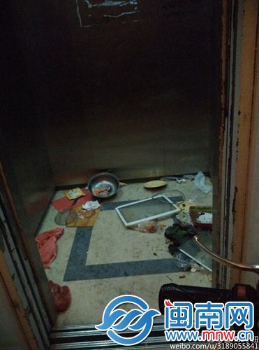 电梯轿厢里被堆满高层住户抛下的垃圾
