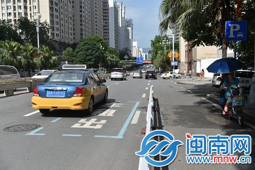 的士停靠点设在机动车道上，上下客既不方便，又有安全隐患