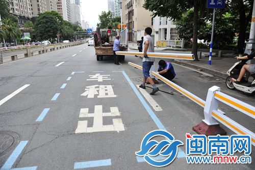 出租车泊位旁的机非隔离栏被拆除