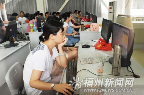 中考作文阅卷现场教师们神情专注。