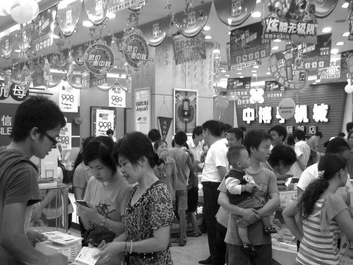 图为石狮消费市场的热闹景象