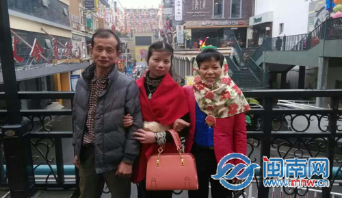 小庄和父亲（左一）的合照