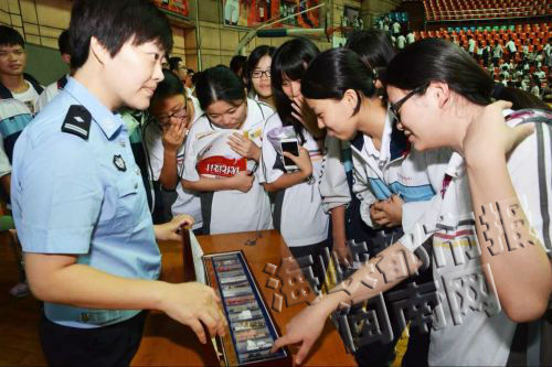 民警向七中师生展示毒品样品