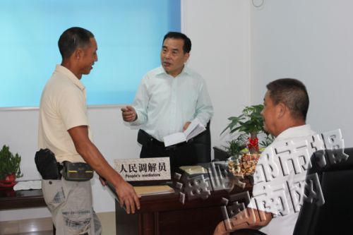 6月16日，两位外来务工人员找老吴（中）调解欠薪与工伤