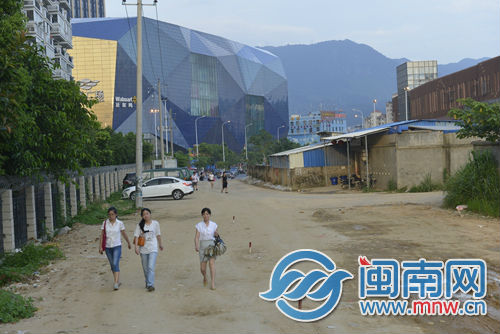 通往泰禾广场的坂中路，北侧还是泥土路