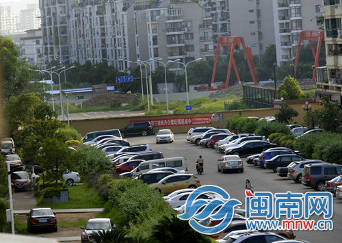 山北路成断头路变，成临时停车场