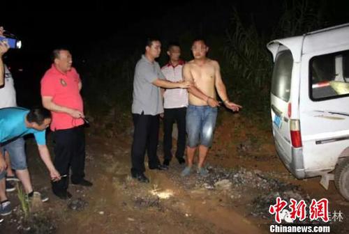 图为犯罪嫌疑人指认作案用汽车。 平安桂林 摄