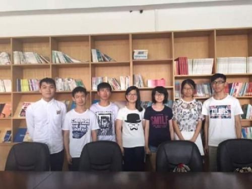 八名尖子生的七名合影，一个在外参加社会调查去了。