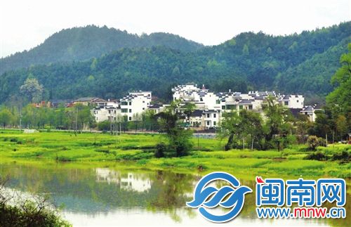 江西境内,建筑大多是统一的白墙黑瓦