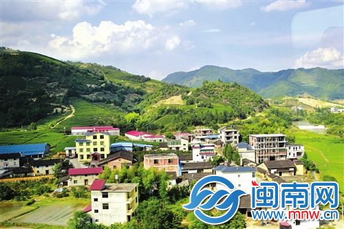 合福高铁福建段,沿线农村的建筑较凌乱