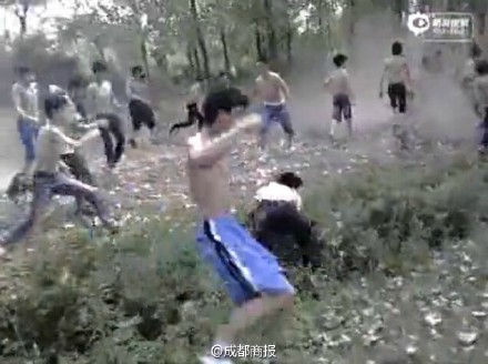 中学生群殴百人混战图