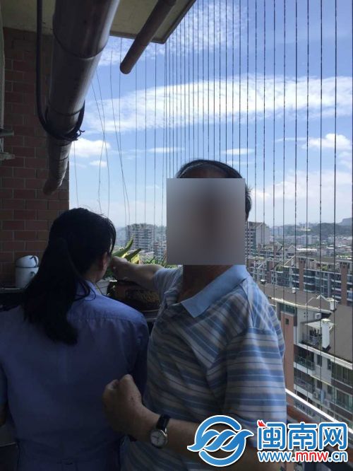屋主说，小偷悬空时，扯坏了1701室南阳台防盗网