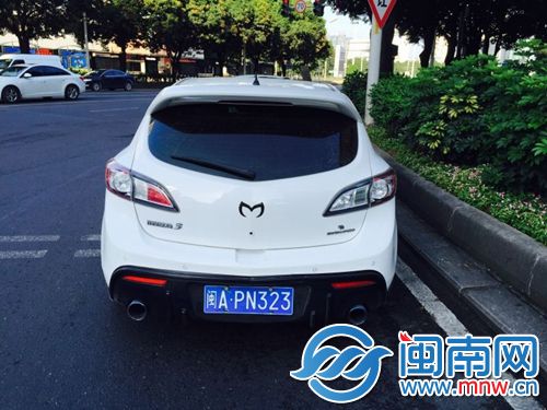 改装后的闽APN323小车，行驶时引擎声刺耳