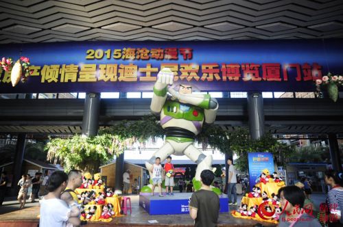 展馆门前高达5米的“巴斯光年”吸引了观众的目光。