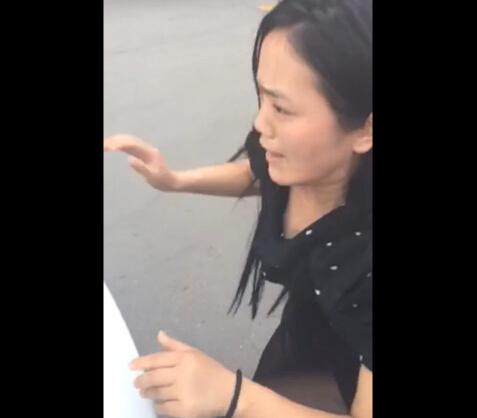 招手讓車來撞自己