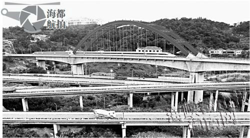 合福高铁动检车开过福州三环上的彩虹桥