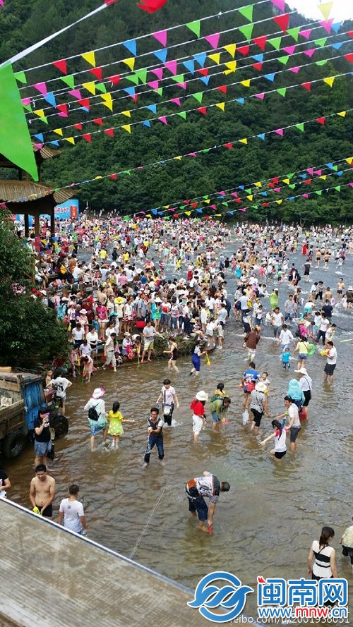 水上广场，人多得像“插蛏”