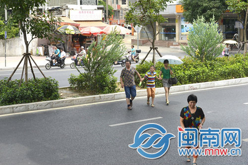 市民在天橋下橫穿馬路