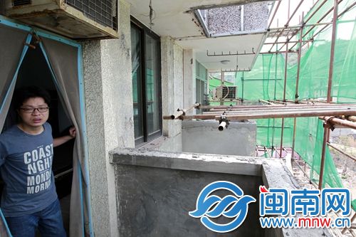 林先生說，他放在窗戶旁的包，一轉(zhuǎn)身沒幾分鐘就不見了