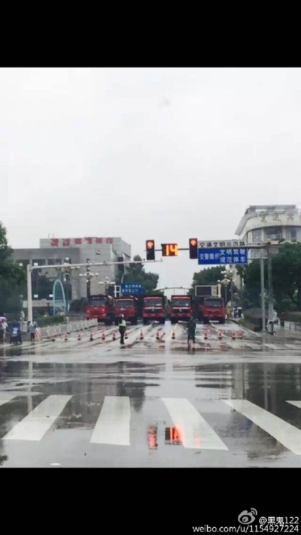 渣土车压桥图片