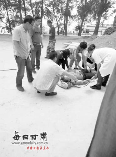 施救現(xiàn)場，老人身旁半蹲女性為馬燕玲。家屬供圖