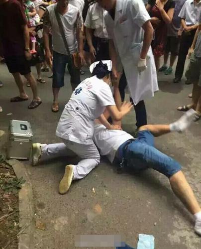 6月28日下午，四川省宜賓市南岸宜都花園一大人在飄窗打電話，懷里抱著一歲孩子，孩子不慎從16樓飄窗墜樓死亡。