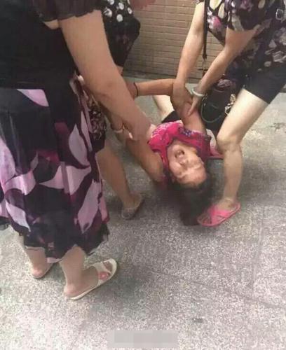 家長(zhǎng)抱孩子打電話 孩子墜亡