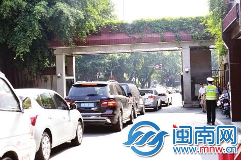 ▲出西宾的车在路口前堵成一条龙