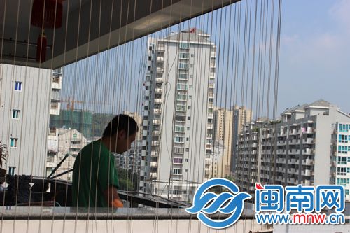 李辉站在阳台往下看，邻居说他经常往下扔东西