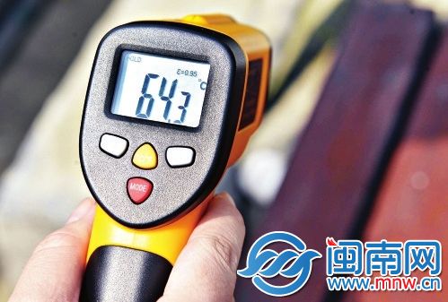昨日15时，记者在海都大厦五楼阳台测得地表温度为64.3℃